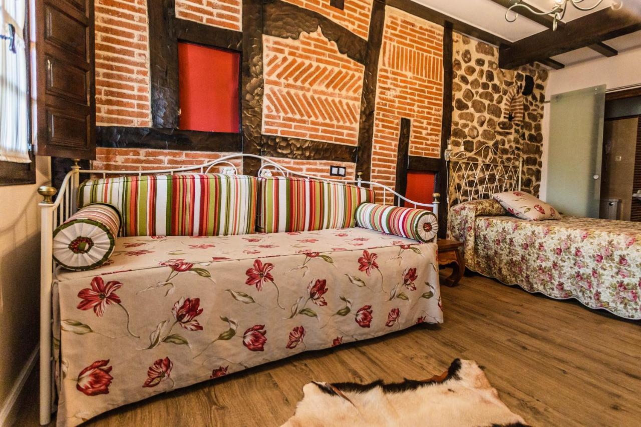 Posada Real La Montanesa Corrales De Buelna Extérieur photo